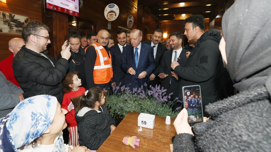 Erdoğan deprem sonrası geceyi parkta geçirenleri ziyaret etti