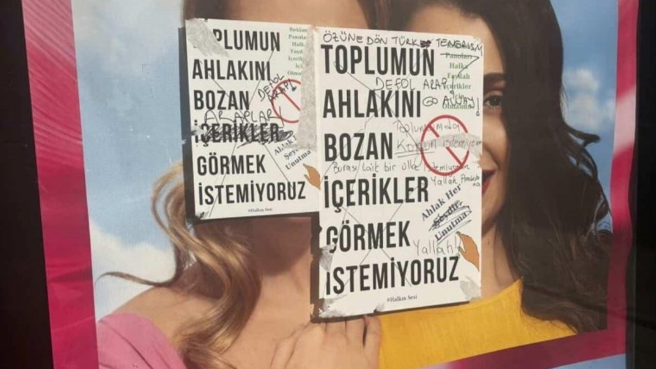 Ümraniye'de gülümseyen kadın afişlerini toplumun ahlakını bozuyor diye sansürlediler