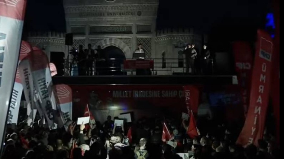 CHP'nin Beyazıt mitinginde meydan ışıkları neden karartıldı? Özgür Özel ne dedi?