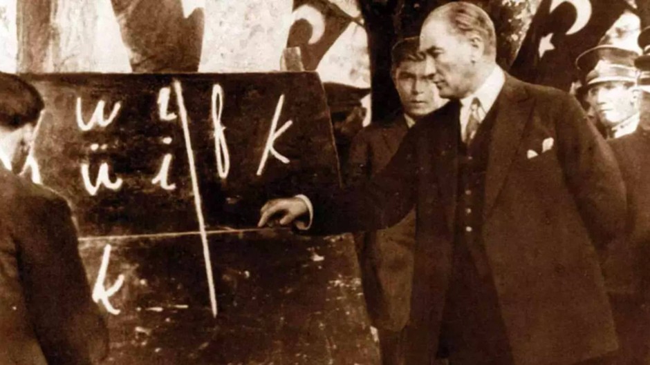 İktidar yanlısıyım diyen Akit yazarı, eğitim sisteminde Atatürk'ün varlığından rahatsızım dedi