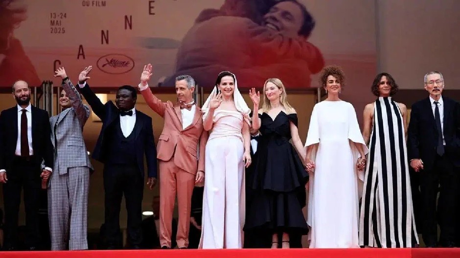 Cannes Film Festivali'nin açılış törenine siyasi mesajlar damga vurdu