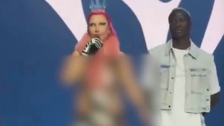 AKP’ye yakın Yeni Şafak'tan Hande Yener'e hem sansür hem hakaret