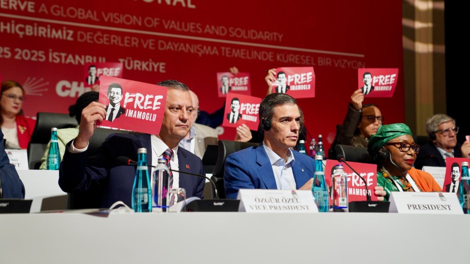 Sosyalist Enternasyonal toplantısında CHP'nin konuğu İspanya Başbakanı İmamoğlu'nun adını anmadı
