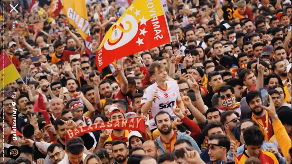 Şampiyonluk kutlamasında tepki çeken anlar! Galatasaray bayrağını çiğnettiler
