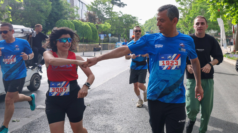Eski maratoncu çıktı: Özgür Özel Kadıköy Halk Koşusu’na katıldı 10 kilometreyi 59 dakikada koştu