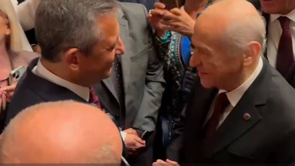 Bahçeli ve Özgür Özel'den aylar sonra samimi poz: Sizi yakından takip ediyorum, çok hareketlisiniz