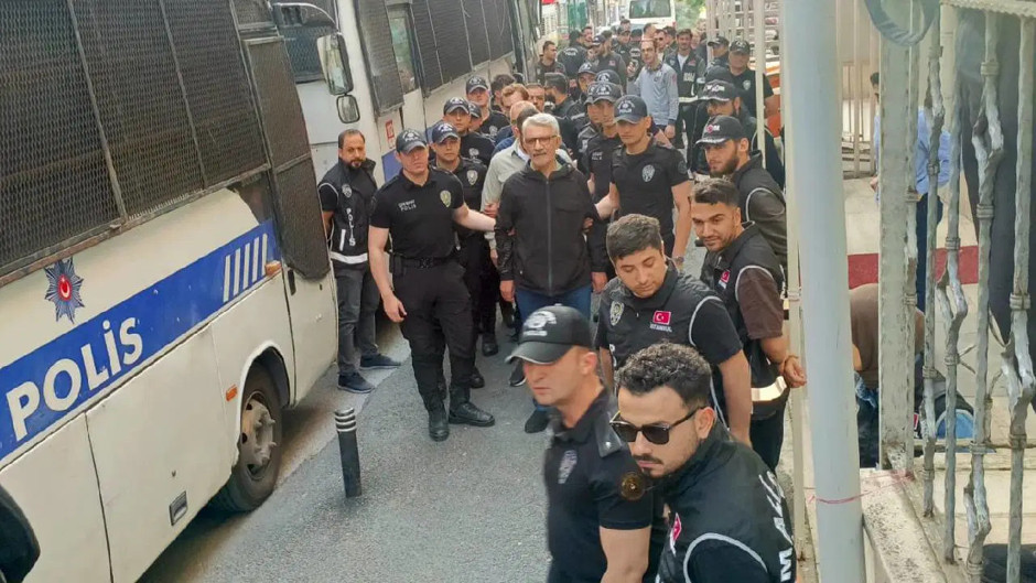 O görüntülere yandaş yazar Selvi bile itiraz etti; Terörist gibi muamele edilmesi doğru olmadı