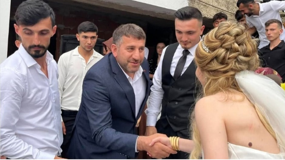 AKP'li Belediye Başkanı gelin hanıma halkın kesesinden altın takıyor