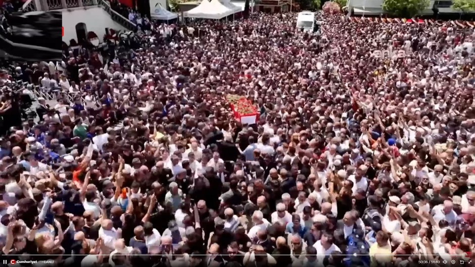 Manisa Manisa olalı böyle cenaze görmedi: Ferdi Zeyrek'i uğurlamaya gelenler meydana sığmadı