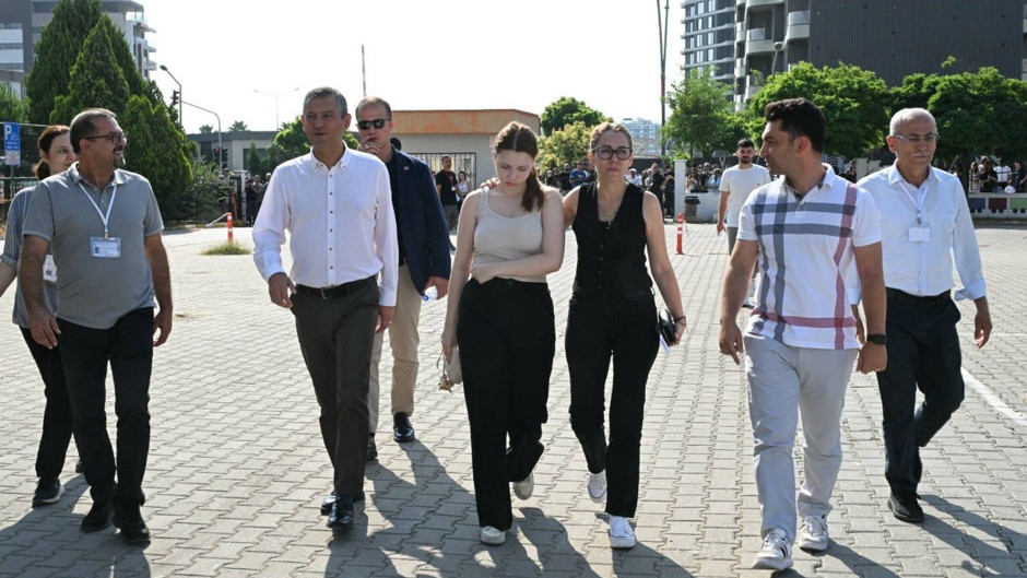 Özgür Özel Ferdi Zeyrek’in kızı Nehir’i sınav sabahı yalnız bırakmadı...