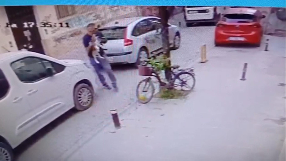 Bunu yapan da insan: Zavallı küçük köpeği yere fırlattı boğmak istedi