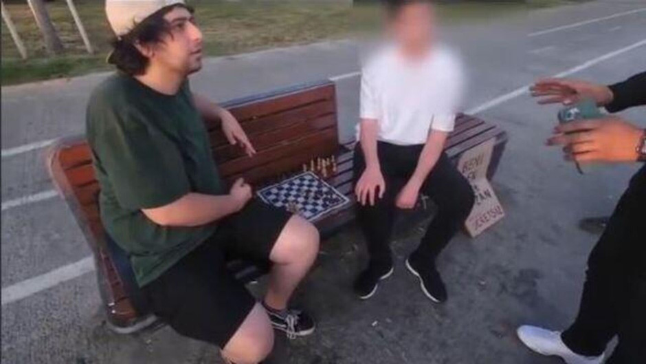 Kadıköy'de bankta satranç oynayan gençleri tezgah benim diyerek kaldırmaya çalışmıştı!