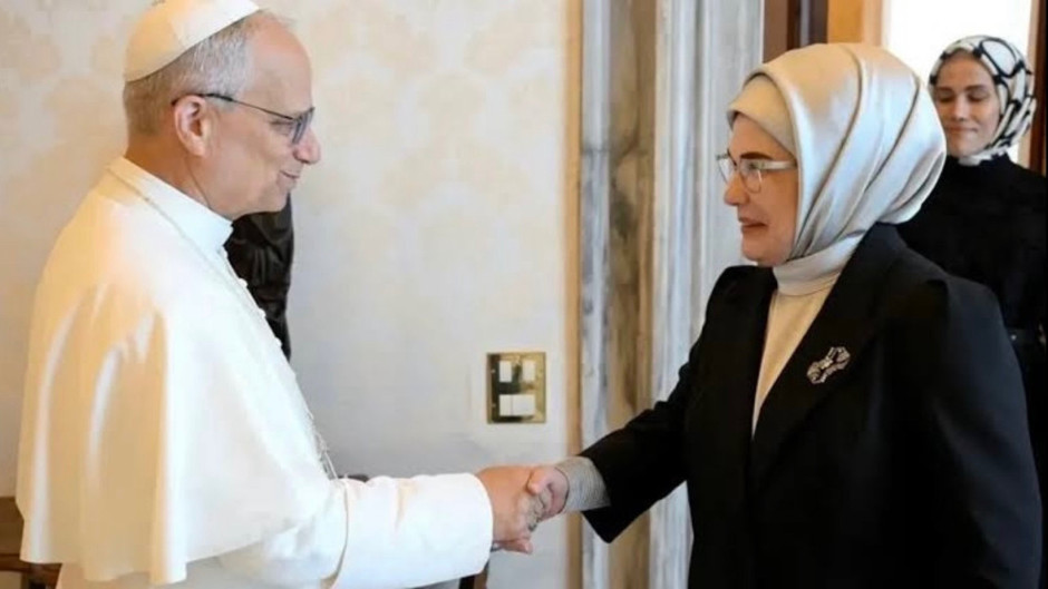 Vatikan'da tarihi buluşma: Emine Erdoğan Papa ile ne görüştü?