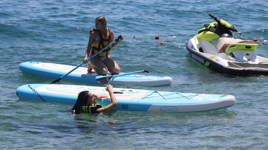 Antalya'da 40 derece sıcaktan bunalanlar Konyaaltı plajına akın etti