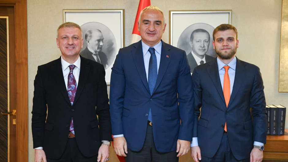 Saray'ın küfürbaz danışmanı Saral Kültür Bakanı Ersoy'a çaktı, yanıt AKP'den geldi