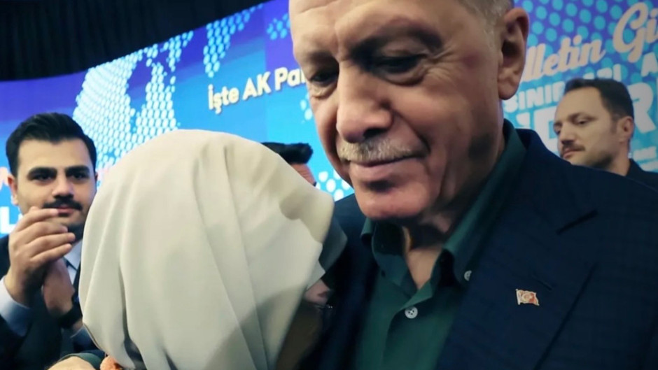 AKP bu fotoğrafı kalp emojisiyle paylaştı: Emine Erdoğan’ın barış gözyaşları