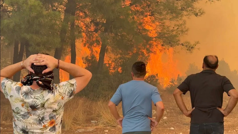 Antalya’da Aksu, Manavgat, Muratpaşa’da orman yangını büyüyor: Alevler evlere sıçradı