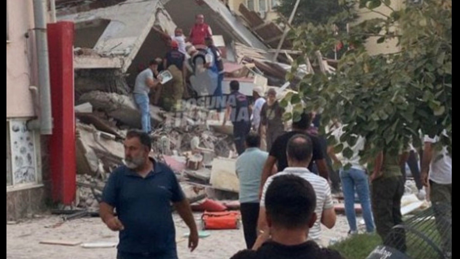 Deprem 10 ili etkiledi, halk geceyi sokakta geçirdi