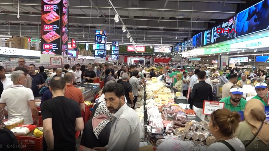 Market açılışında 2 paket makarna için 8 saat market sırasında beklediler