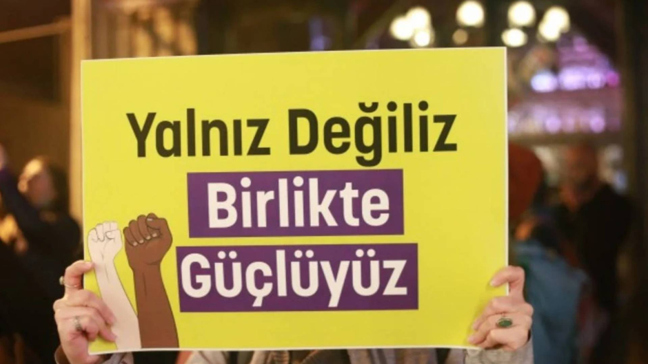 Tacize uğrayan kadın sesini çıkarınca partiden atıldı iddiası