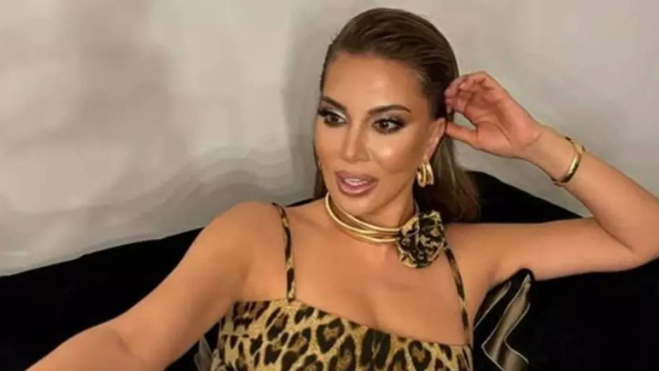 Ebru Yaşar’ın siyah üzerine altın detaylı terlikleri olay oldu