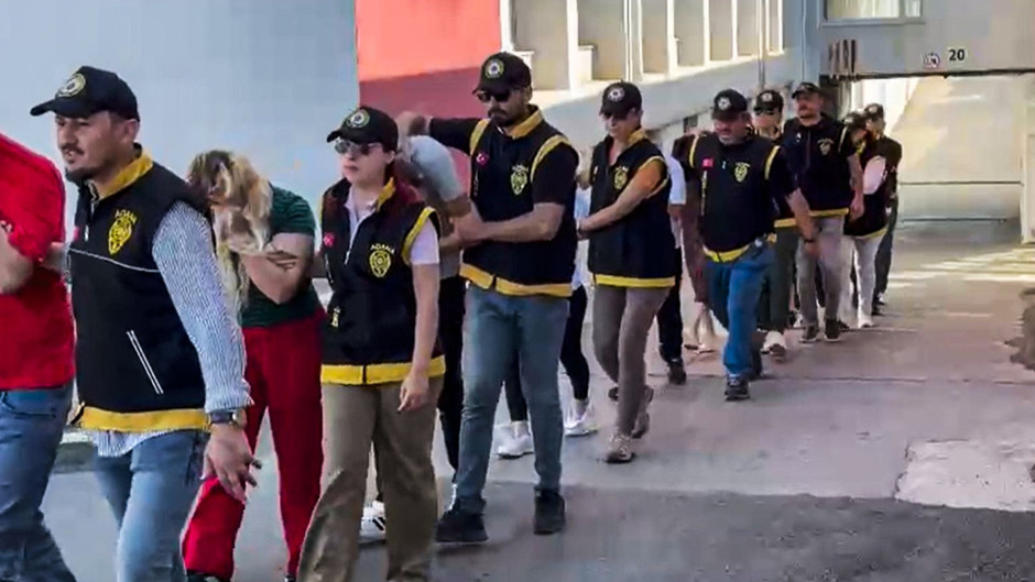 Fuhuş çetesinden evli çiftler çıktı: Eşlerini başka erkeklerle para karşılığı ilişkiye sokmuşlar