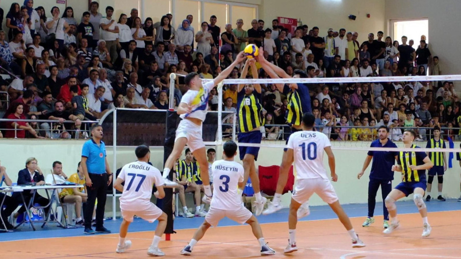 Voleybol erkekler liginde Yücelen Anamurspor fırtınası...