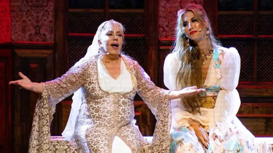 Mine Koşan–Çağla Şıkel polemiği büyüyor: Çağla tostunu yesin