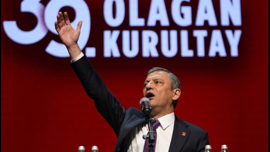 Özgür Özel oyların tamamını alarak yeniden CHP Genel Başkanı seçildi