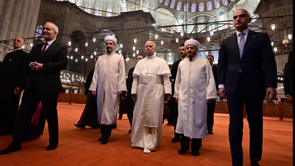 Papa Sultanahmet Camisine girerken ayakkabısını çıkardı