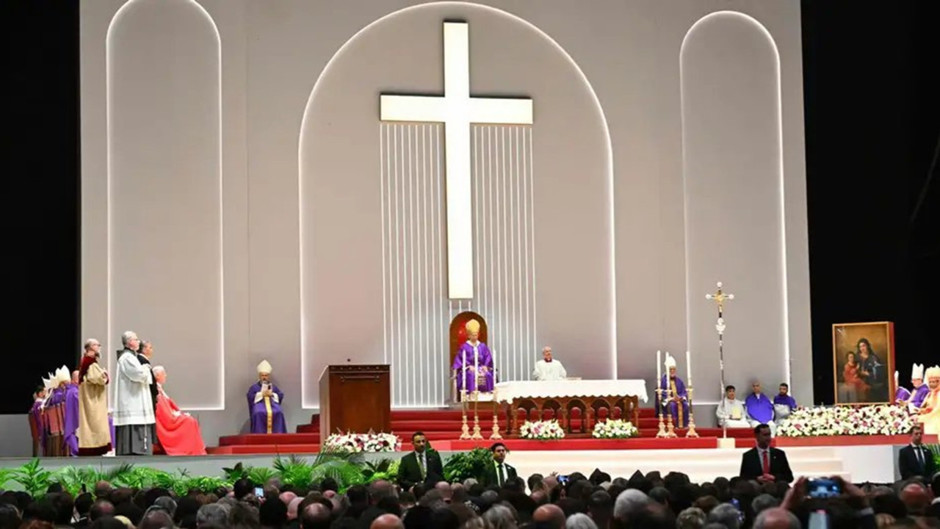 Papa 14. Leo Volkswagen Arena'da 4 bin kişilik ayini yönetti