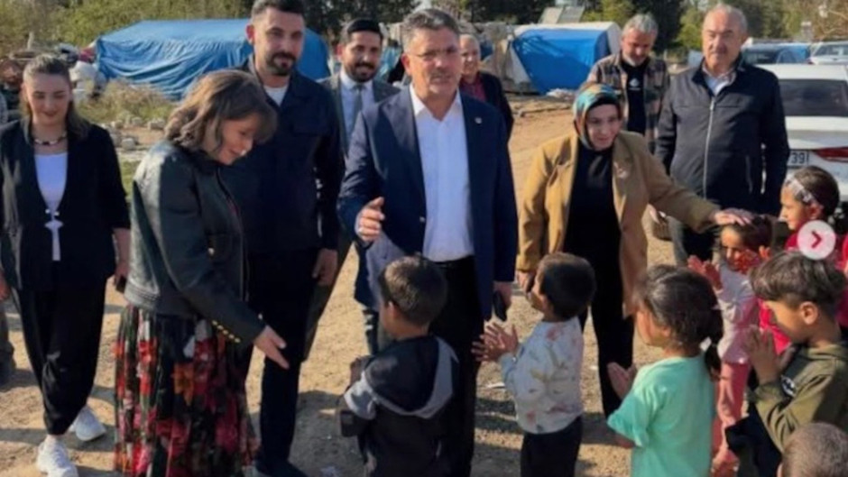 AKP'li kadın yönetici çıplak ayaklı çocukların yanına 80 bin liralık botla gitti