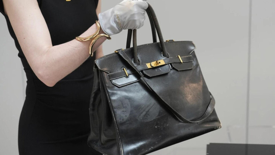 Ünlü şarkıcının çantası 11 dakikada 3 milyon dolara yakın fiyatla alıcı buldu