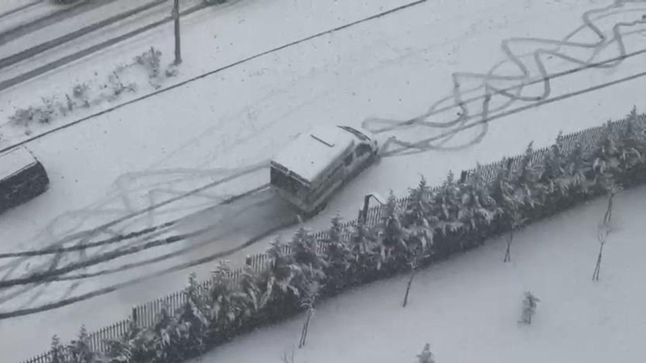 İstanbul'da Kar etkisini artırıyor: Eyüpsultan'da kar yağışı trafiği vurdu, araçlar mahsur kaldı