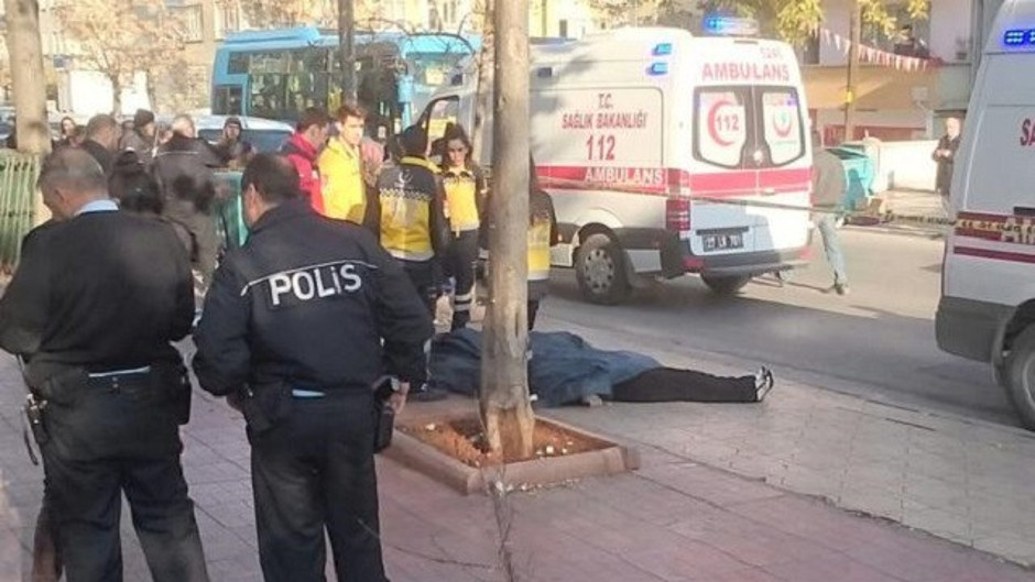 İki kız kardeşi sokak ortasında öldürdü