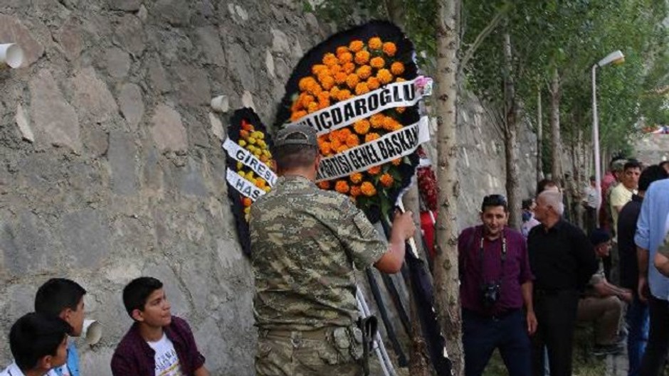 Kılıçdaroğlu'nun ismi çelenkten yırtıldı