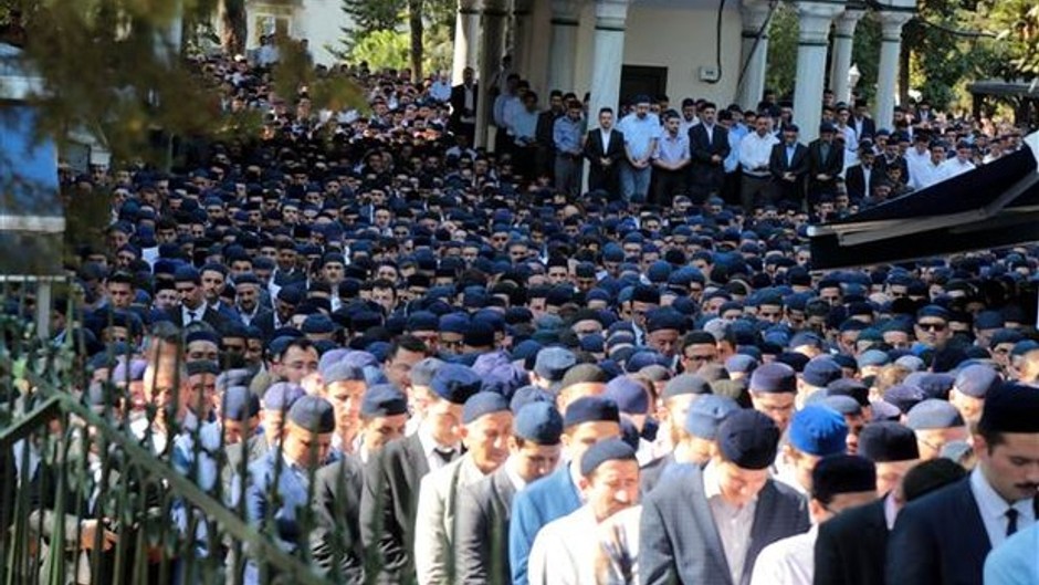 Süleymancıların liderinin cenazesinde mavi takke detayı