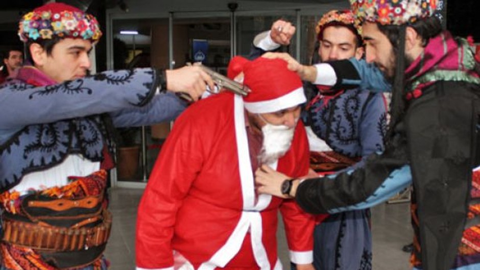 Noel Baba'nın kafasına silah dayayana ceza yok