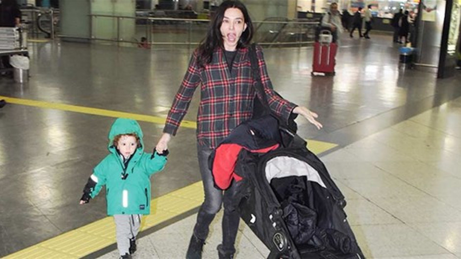 Hande Ataizi'den magazincilere hakaret: Çekmeyin Salak mısınız!