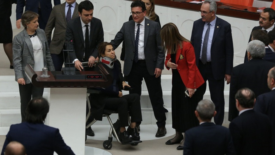 AKP'li Gökçen Enç tekerlekli sandalye ile geldi