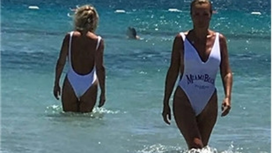 Seda Akgül Beyaz mayosuyla sahile indi