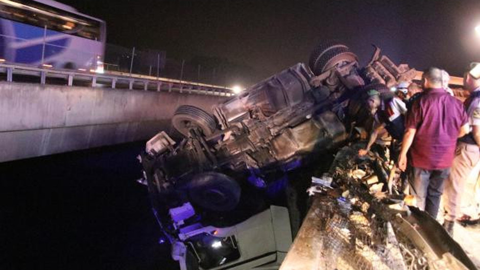 TEM otoyolunda kaza! TIR köprüde asılı kaldı