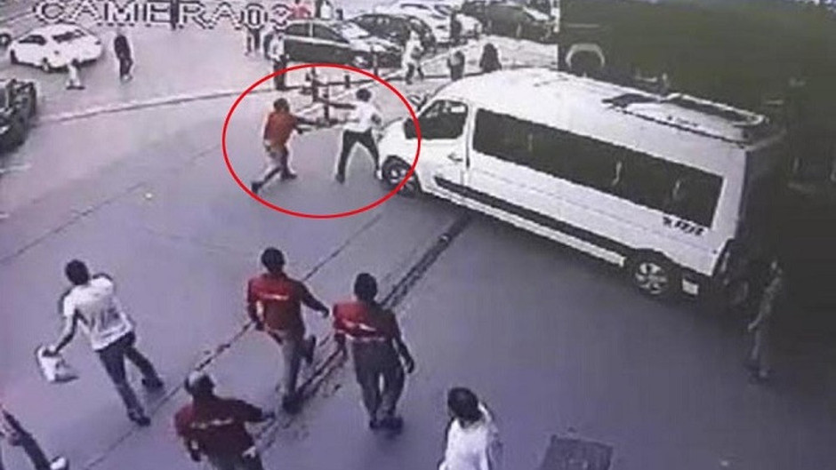 Beylikdüzü'nde polis minibüsçülerin saldırısına uğradı