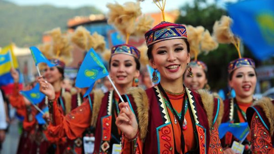 Güzel dansçı kızların gösterisi Bursa’yı salladı