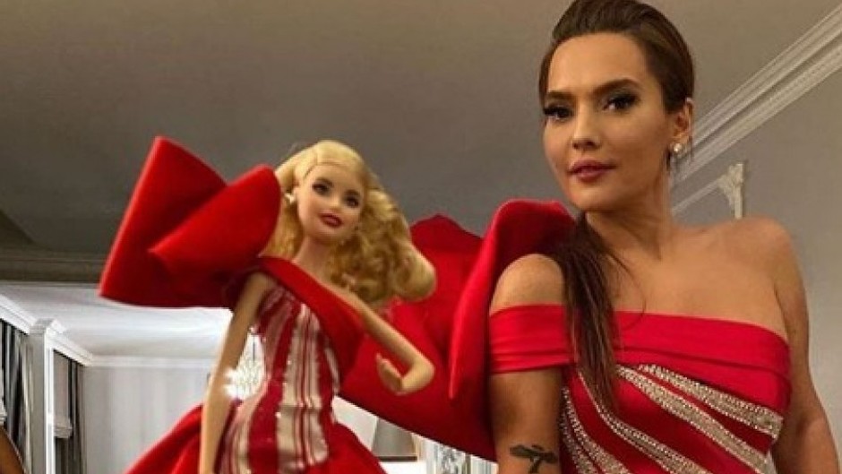 Demet Akalın'ın Barbie bebek elbisesi sosyal medyayı karıştırdı