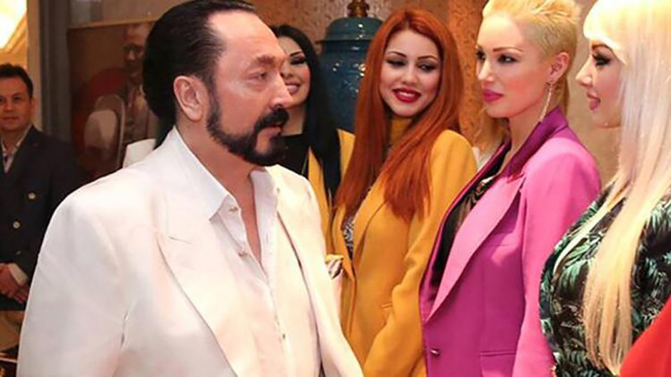 Adnan Oktar duruşmada da rahat durmadı: Çok güzelsin!