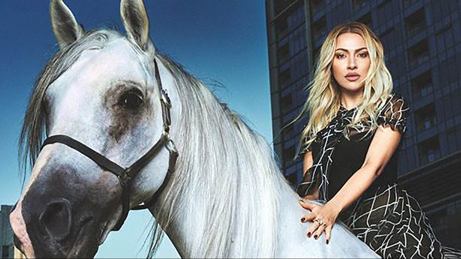 Hadise, yeni şarkısı Küçük Bir Yol ile dünya listelerine girdi