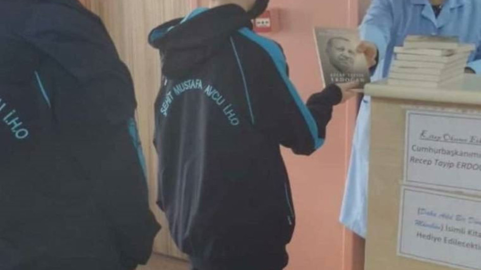 Ortaokulda Öğrencilere Erdoğan’ın Kitabı Dağıtıldı