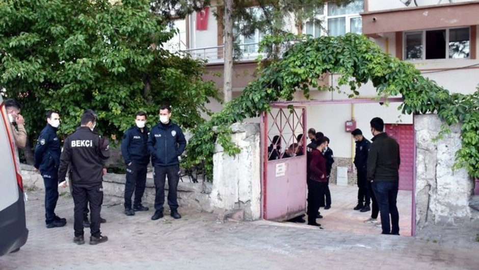 Yine Kadın Cinayeti; 4 yaşındaki Kızının Yanında Eşinin Boğazını Kesti