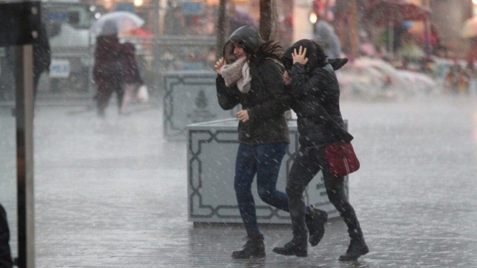 Meteoroloji İstanbul için Saat Verdi: Şiddetli Yağış